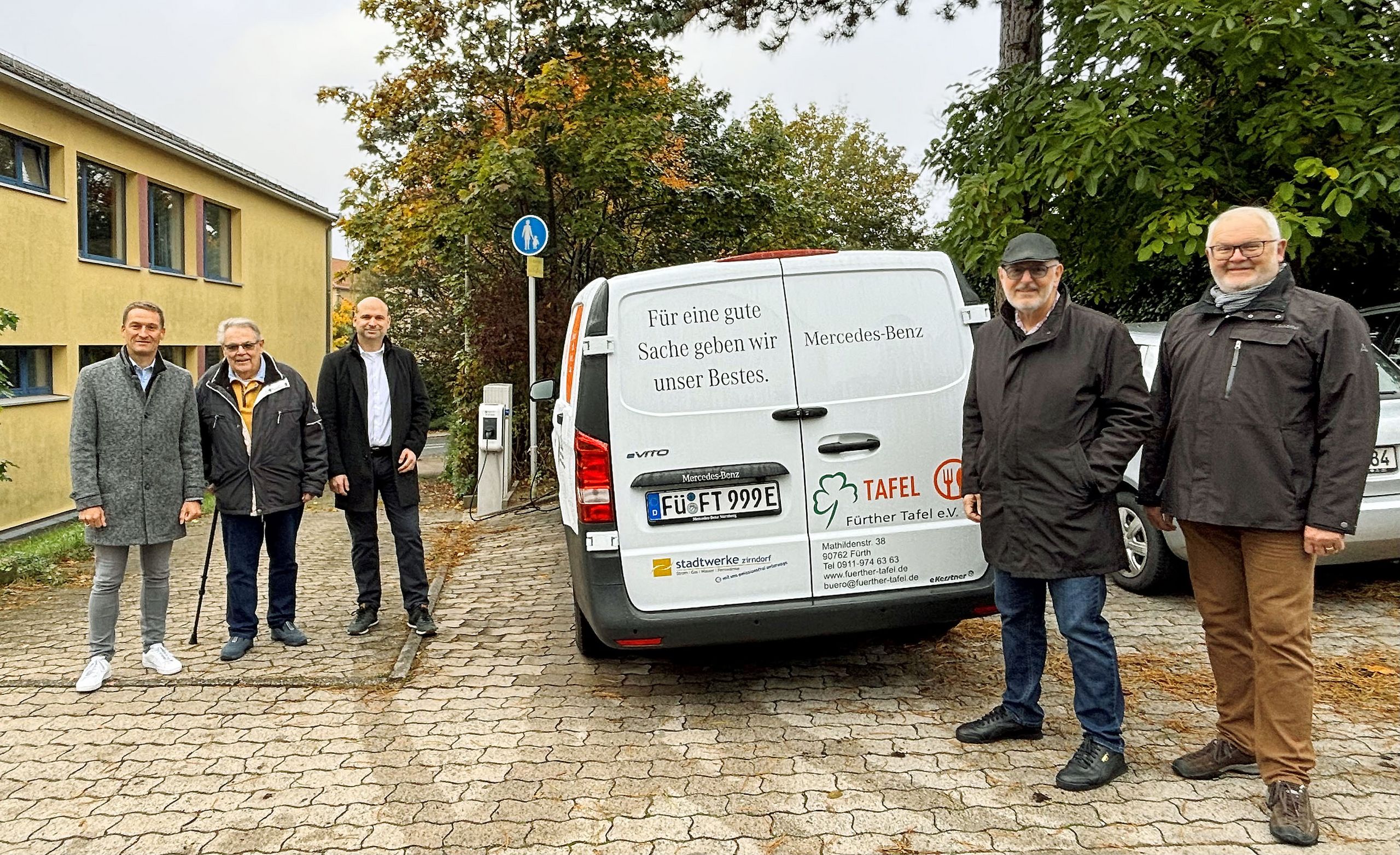Bild: Einweihung der neuen Ladesäule für das neue Elektrofahrzeug der Tafel Zirndorf