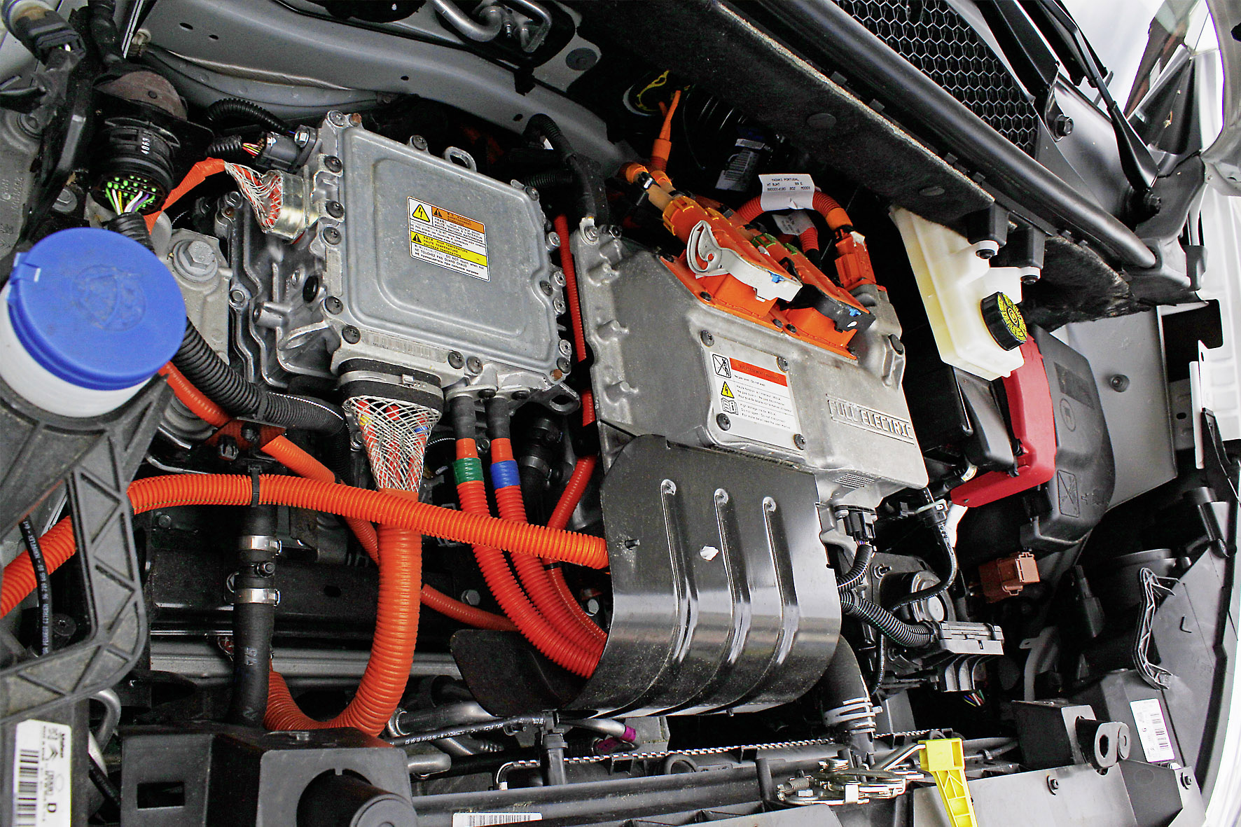 Blick unter die Haube eines Elektrofahrzeuges